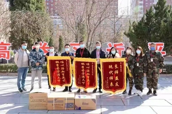 春暉遍澤桃李樹(shù)，碩果滿(mǎn)掛瓊瑤枝！
