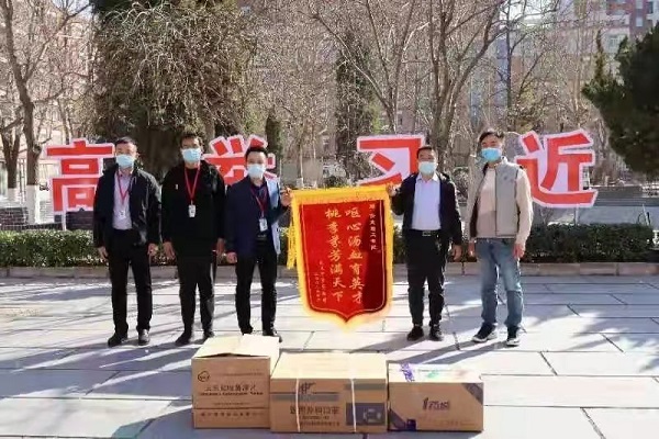 春暉遍澤桃李樹(shù)，碩果滿(mǎn)掛瓊瑤枝！