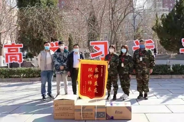 春暉遍澤桃李樹(shù)，碩果滿(mǎn)掛瓊瑤枝！
