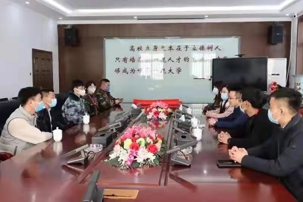 春暉遍澤桃李樹(shù)，碩果滿(mǎn)掛瓊瑤枝！