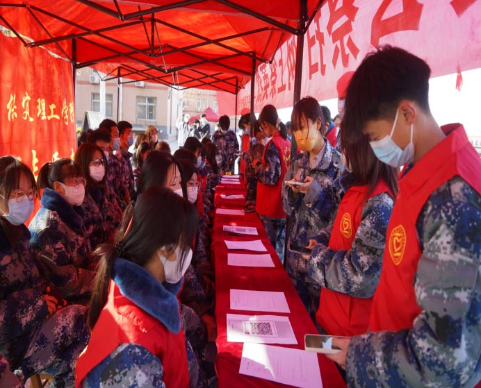 祭掃烈墓 順緬士安 ——保定理工學(xué)院清明節(jié)緬懷革命烈士