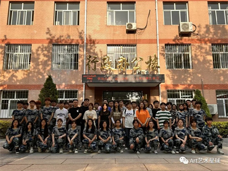 保定理工學(xué)院‖藝術(shù)學(xué)院‖嶄新生活，人生轉(zhuǎn)折，我院2023屆學(xué)子向母校贈送錦旗！