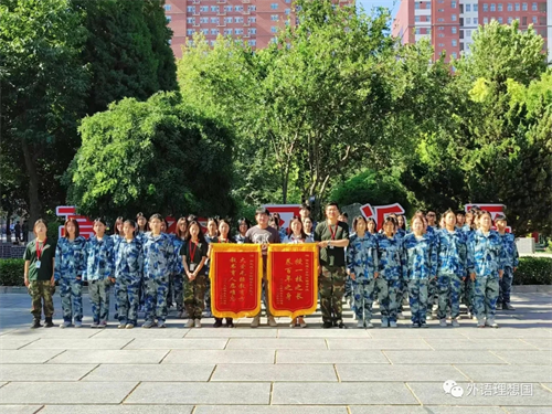 錦旗傳謝意，師愛暖人心