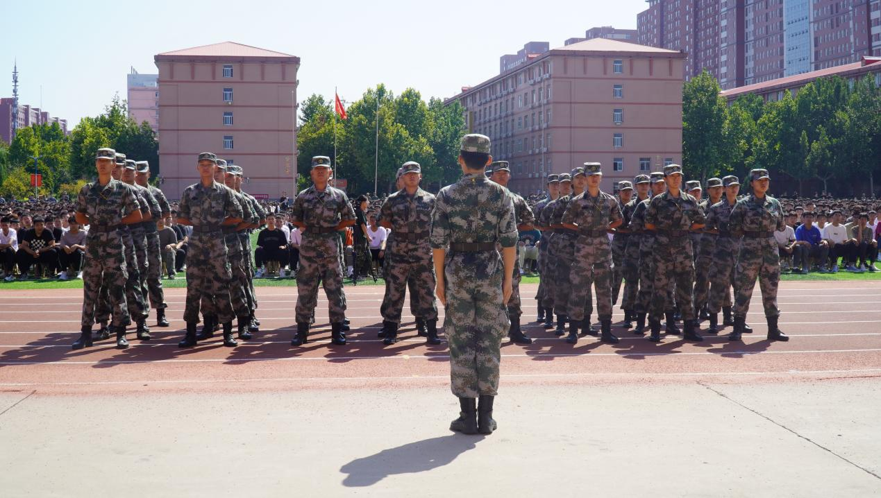 保定理工學(xué)院2023級新生軍訓(xùn)開營式隆重舉行