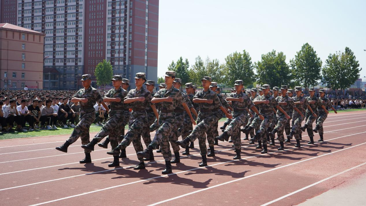 保定理工學(xué)院2023級新生軍訓(xùn)開營式隆重舉行