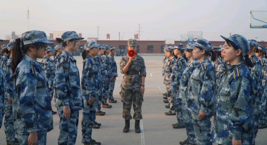 軍訓(xùn)簡報(bào):軍訓(xùn)正當(dāng)時(shí),青春灑汗水