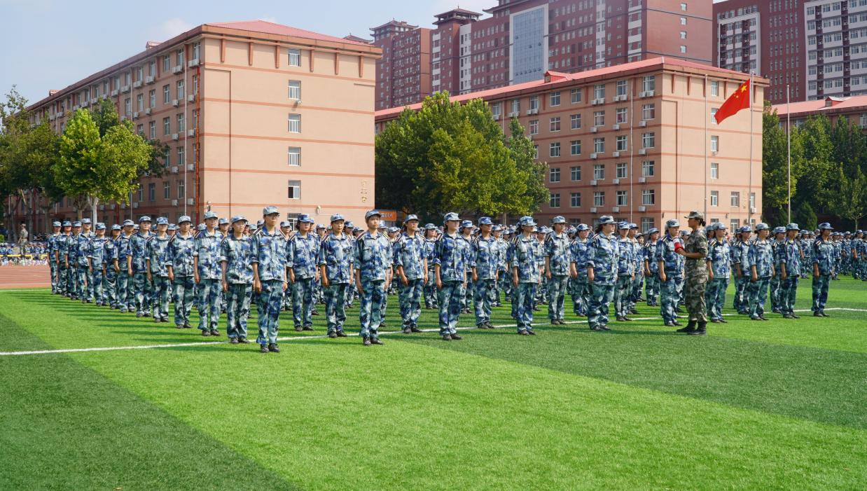 軍訓(xùn)簡報(bào):軍訓(xùn)正當(dāng)時(shí),青春灑汗水