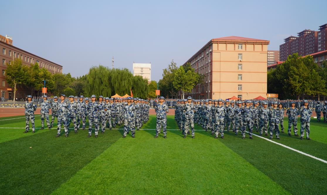 軍訓(xùn)簡(jiǎn)報(bào):烈日驕陽(yáng) 青春無(wú)悔