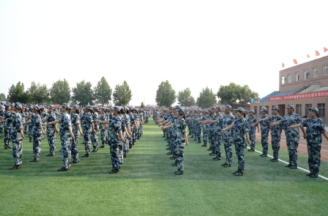 軍訓(xùn)簡(jiǎn)報(bào):烈日驕陽(yáng) 青春無(wú)悔
