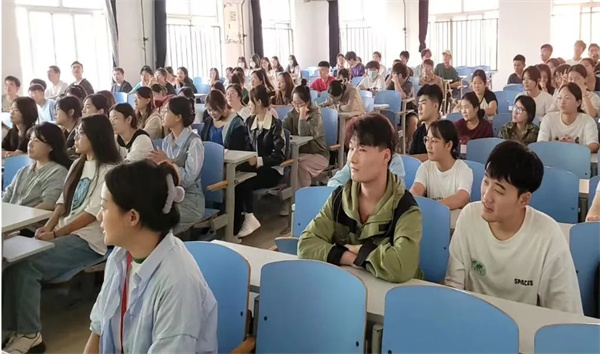 國際經(jīng)濟與貿易專業(yè)召開2024屆畢業(yè)論文動員大會