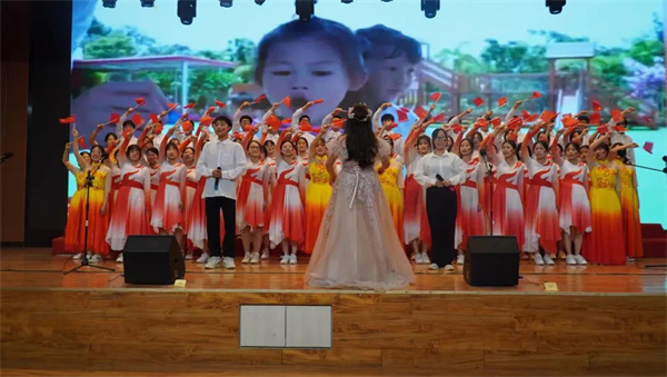 青春孕育無限希望，青年創(chuàng)造美好明天！”大型合唱會(huì)圓滿落幕