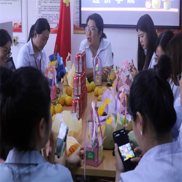 心懷學(xué)子，育夢成光——我院舉行教師節(jié)送祝?；顒? onmousewheel=