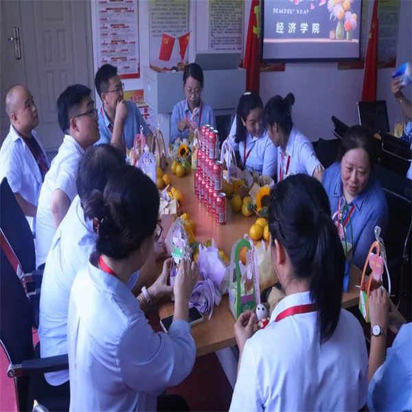 心懷學(xué)子，育夢成光——我院舉行教師節(jié)送祝?；顒? onmousewheel=