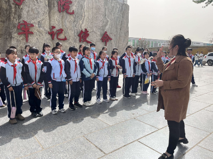 地質(zhì)館迎接址舫頭小學(xué)的隊員們開展“世界地球日”科普研學(xué)實踐活動