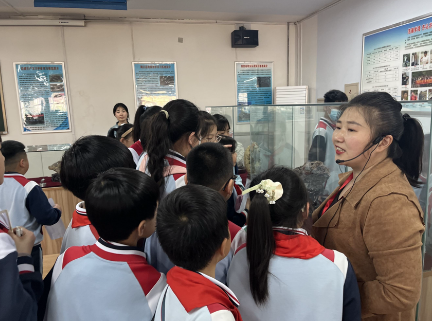 地質(zhì)館迎接址舫頭小學(xué)的隊員們開展“世界地球日”科普研學(xué)實踐活動
