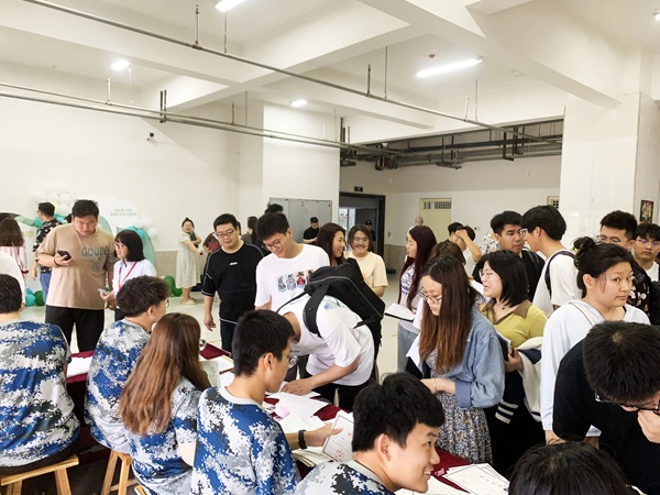 保定理工學(xué)院‖管理學(xué)院‖暖心服務(wù)，助力2023屆畢業(yè)生走好大學(xué)生涯的最后一公里