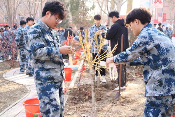 植樹(shù)節(jié)|管理學(xué)院|手植一抹綠，心栽一片林