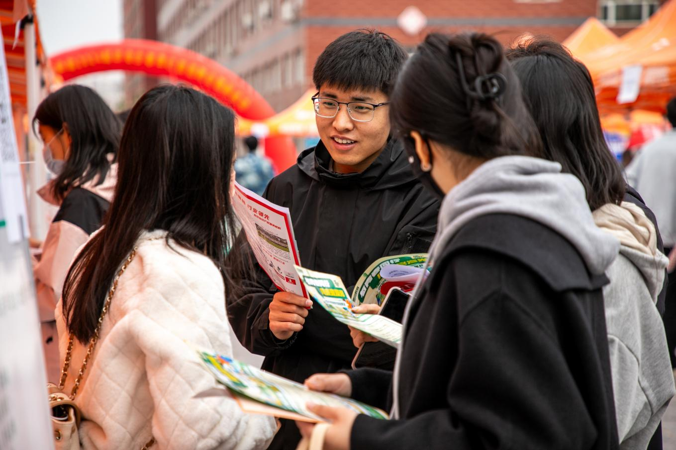 保定理工學院“圓夢保理·不負韶華” 2024屆畢業(yè)生春季線下雙選會隆重舉辦