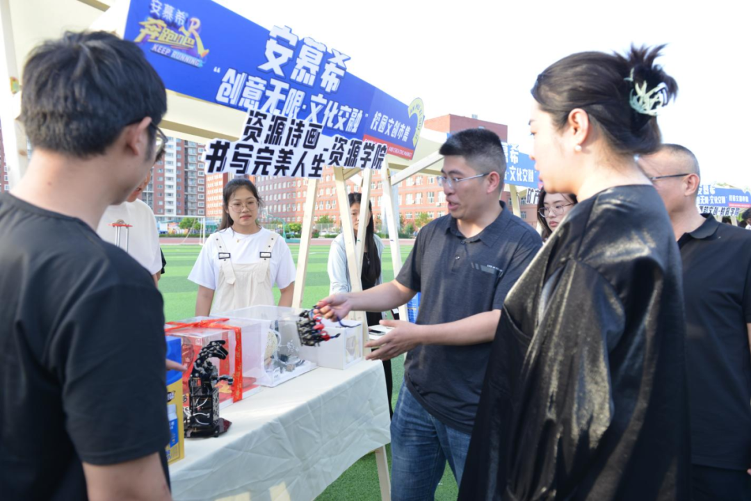 青春校園|創(chuàng)意無限，文化交融—保定理工學(xué)院首屆文創(chuàng)市集圓滿結(jié)束