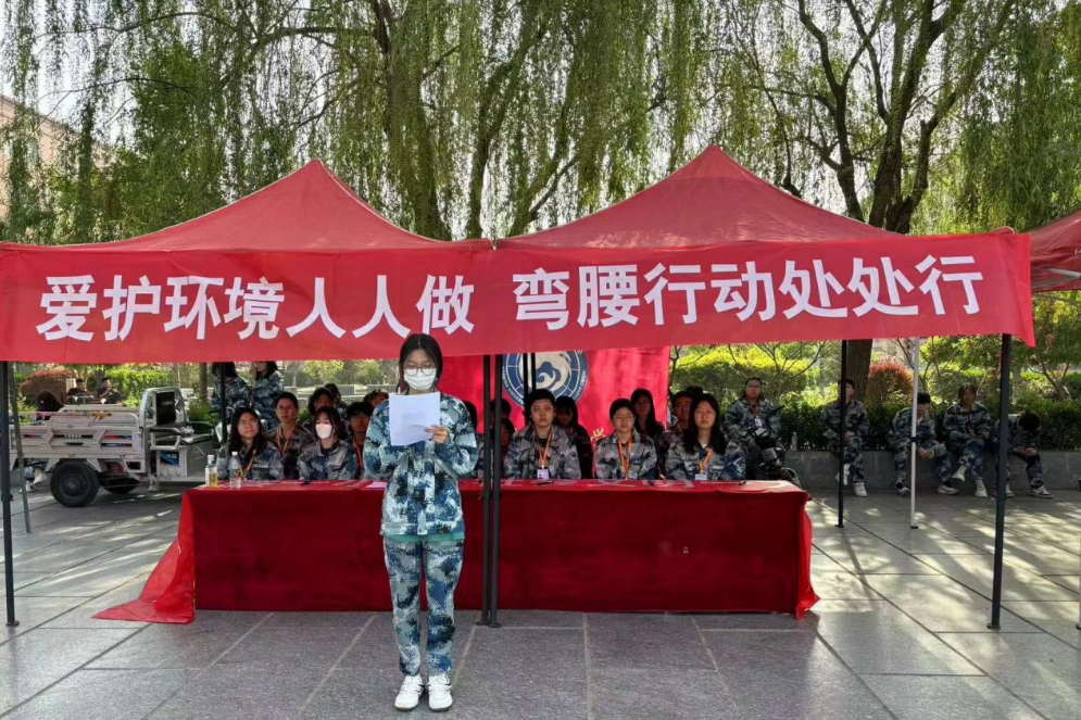 青春校園|愛護(hù)環(huán)境人人做，彎腰行動(dòng)處處行