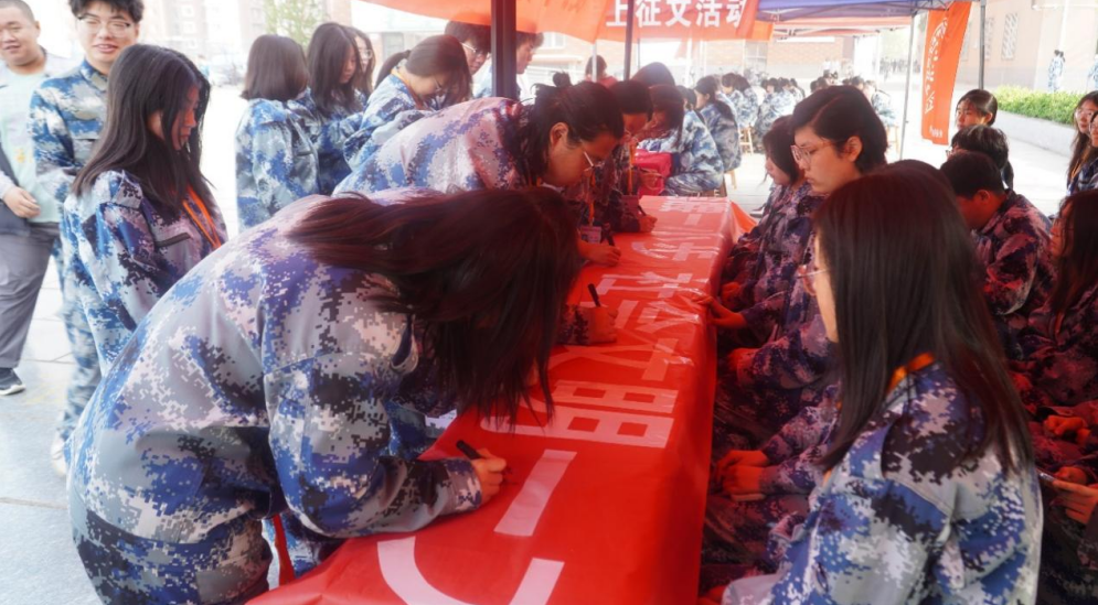 青春校園|愛護(hù)環(huán)境人人做，彎腰行動(dòng)處處行