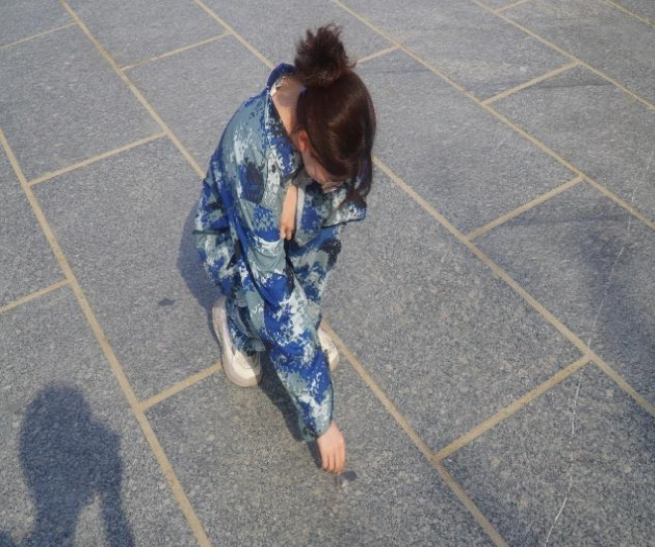 青春校園|愛護(hù)環(huán)境人人做，彎腰行動(dòng)處處行