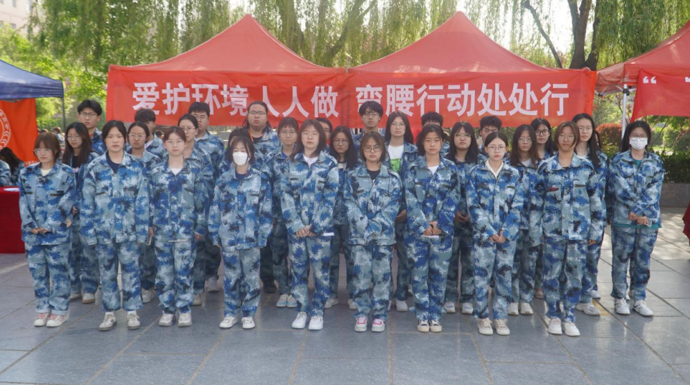青春校園|愛護(hù)環(huán)境人人做，彎腰行動(dòng)處處行