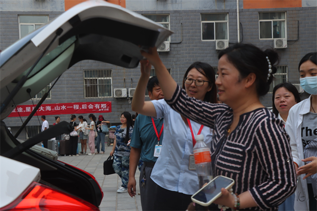 此去提衡霄漢上， 鵬摶鯤運更論程——保定理工學(xué)院教職工私家車喜送畢業(yè)生啟動儀式