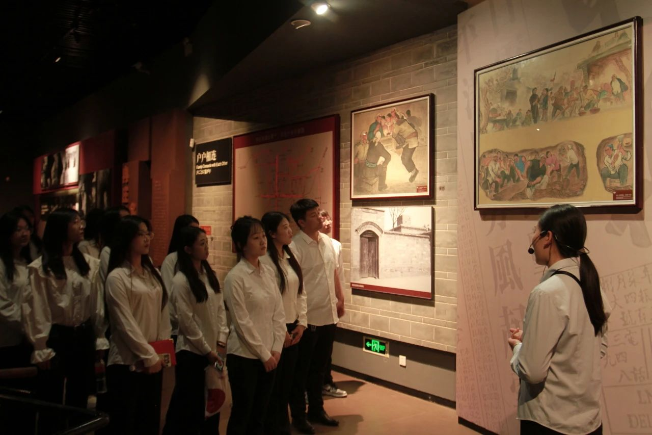 保定理工學院信息科學與工程學院 前往冉莊地道戰(zhàn)紀念館開展牌儀式