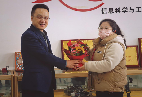 凝聚奮進(jìn)力量 書(shū)寫(xiě)巾幗榮光--保定理工學(xué)院校領(lǐng)導(dǎo)走訪慰問(wèn)女教職工送上“三八”國(guó)際勞動(dòng)?jì)D女節(jié)祝福