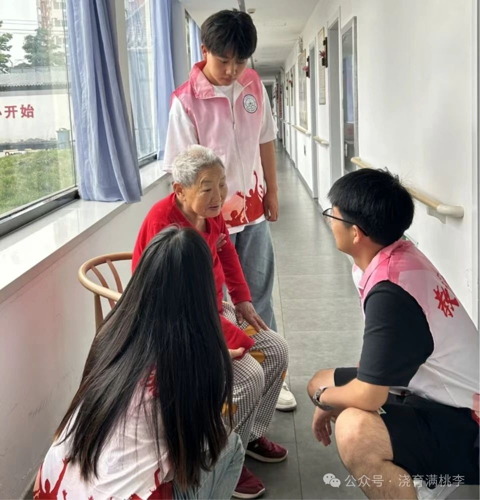 “揚(yáng)愛老美德，獻(xiàn)志愿精神”