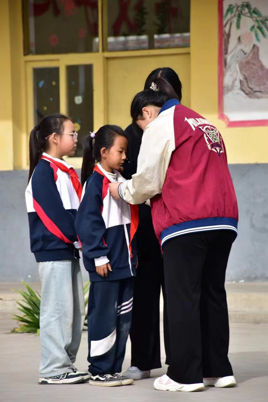 勇?lián)鷷r(shí)代使命，傳遞教育力量——鄭家莊小學(xué)支教活動(dòng)
