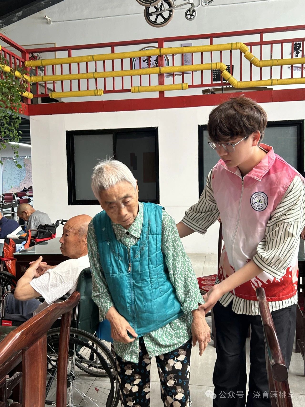 “揚(yáng)愛老美德，獻(xiàn)志愿精神”