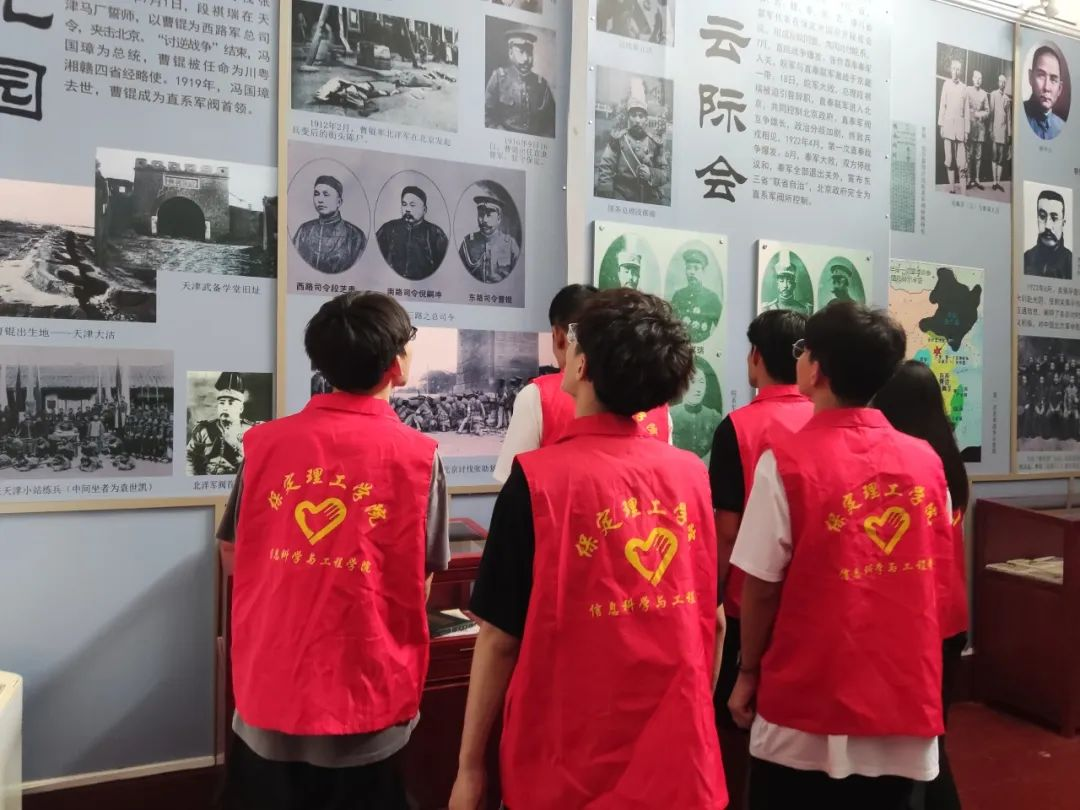 在太行博物館,實踐團(tuán)的成員們參觀了展館陳列的歷史文物,結(jié)合所學(xué)知識講解了歷史故事。同時,親身感受了文物道具的歷史溫度和厚重感,激發(fā)了團(tuán)隊成員們的興趣和愛國熱情。
