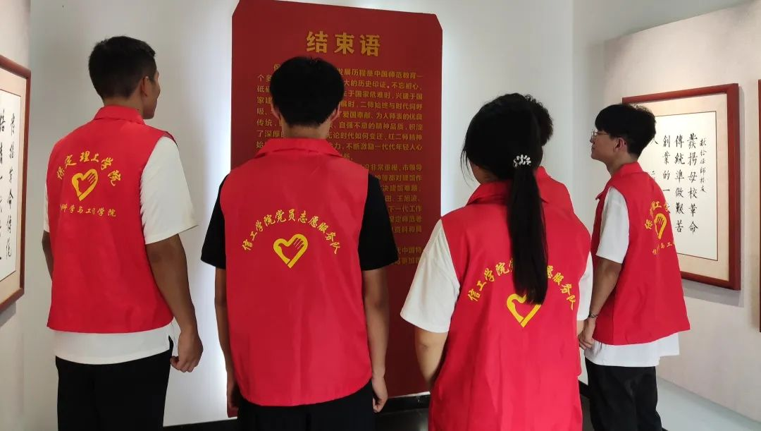 在太行博物館,實踐團(tuán)的成員們參觀了展館陳列的歷史文物,結(jié)合所學(xué)知識講解了歷史故事。同時,親身感受了文物道具的歷史溫度和厚重感,激發(fā)了團(tuán)隊成員們的興趣和愛國熱情。