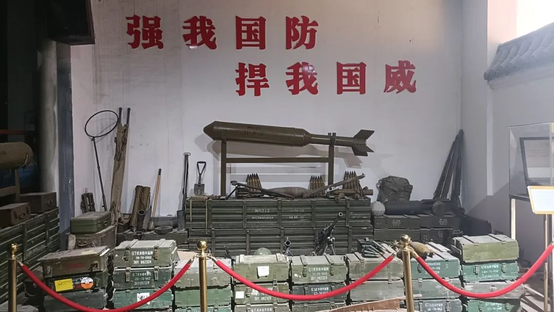 在太行博物館,實踐團(tuán)的成員們參觀了展館陳列的歷史文物,結(jié)合所學(xué)知識講解了歷史故事。同時,親身感受了文物道具的歷史溫度和厚重感,激發(fā)了團(tuán)隊成員們的興趣和愛國熱情。