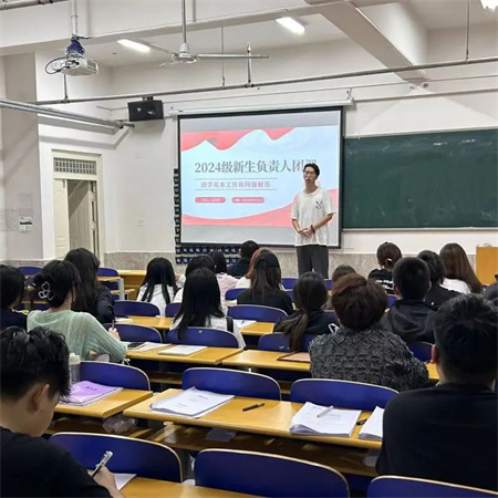 “智慧團建，服務同學”——保定理工學院藝術學院團總支組織部召開工作例會，深入研討智慧團建與冀 e 青春使用事項