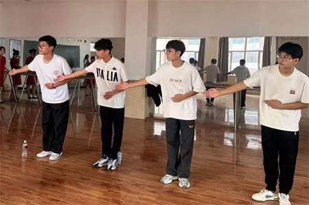 “解鎖禮儀培訓(xùn)新境界”——保定理工學(xué)院藝術(shù)學(xué)院“十項(xiàng)基本技能培訓(xùn)”