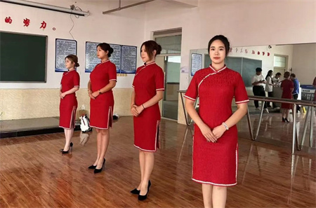 “解鎖禮儀培訓(xùn)新境界”——保定理工學(xué)院藝術(shù)學(xué)院“十項(xiàng)基本技能培訓(xùn)”