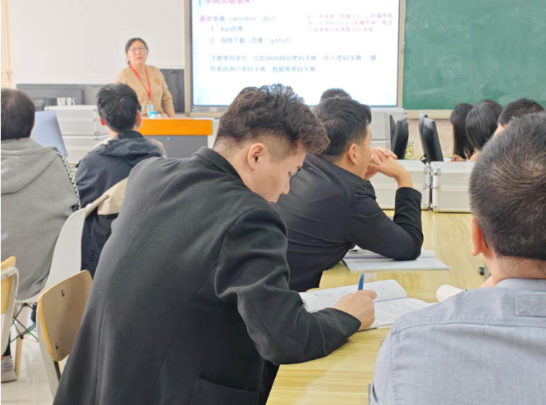 【匠心育師·師道傳承】強(qiáng)技能，促提升—信息科學(xué)與工程學(xué)院教師技能系列培訓(xùn)（八）順利開(kāi)展