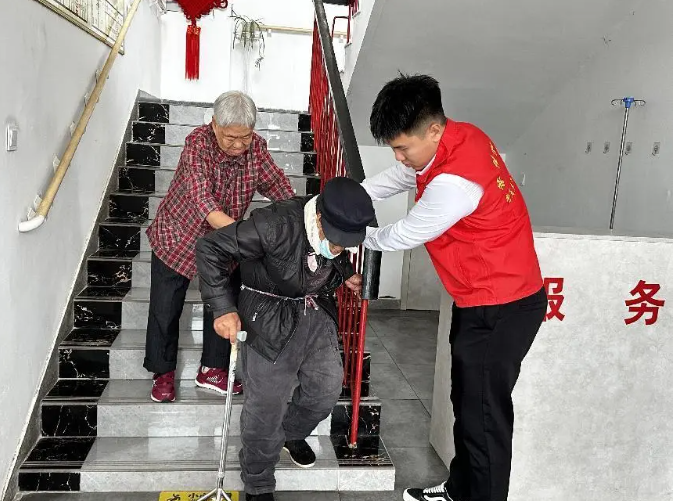 保定理工學(xué)院開辦“傳承孝老情 志愿暖人心”志愿活動