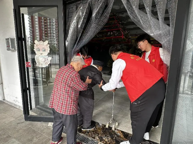 保定理工學(xué)院開辦“傳承孝老情 志愿暖人心”志愿活動