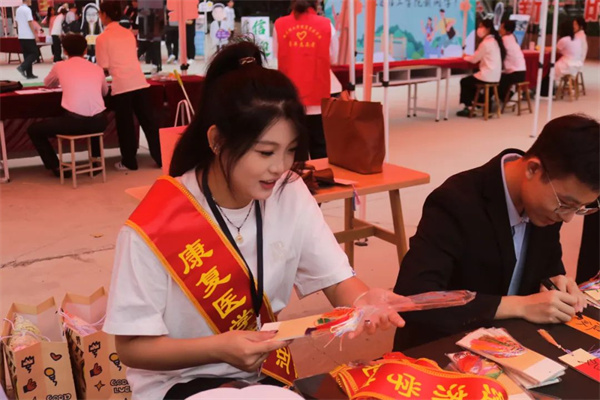 青春志愿行，黨建引領(lǐng)新——康復(fù)醫(yī)學(xué)院黨建工作站和青年志愿者迎新風(fēng)采