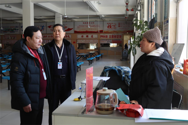 嚴(yán)檢校園設(shè)施  筑牢安全防線--保定理工學(xué)院組織開展安全大檢查