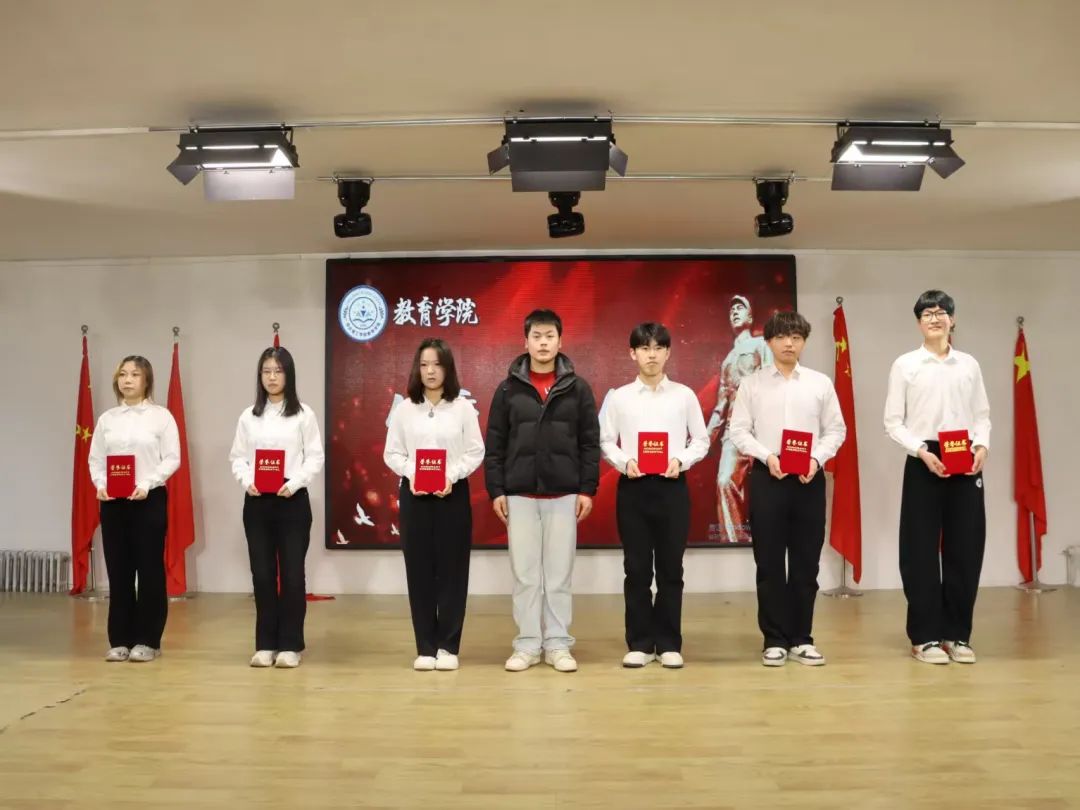 弘揚(yáng)雷鋒精神，爭(zhēng)做時(shí)代新人