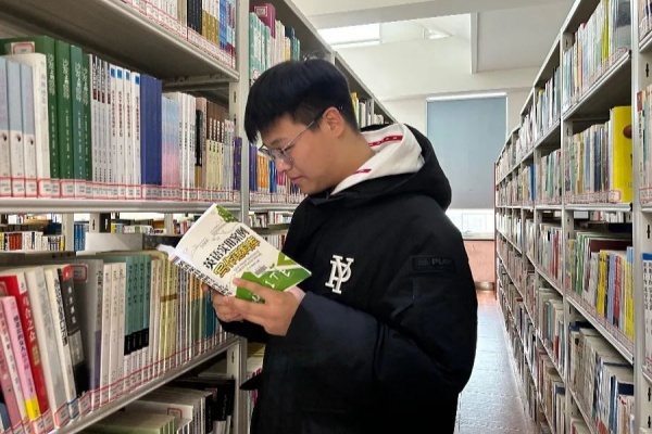 保定理工學(xué)院經(jīng)濟(jì)學(xué)院：圖書館里的自律風(fēng)景，學(xué)風(fēng)與感恩教育的生動(dòng)實(shí)踐