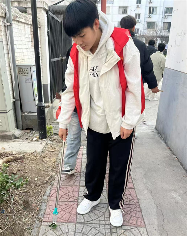 踐行雷鋒精神 奉獻(xiàn)點(diǎn)亮青春——保定理工學(xué)院開展學(xué)習(xí)雷鋒精神主題活動(dòng)