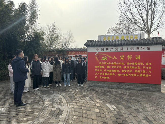 踐行雷鋒精神 奉獻(xiàn)點(diǎn)亮青春——保定理工學(xué)院開展學(xué)習(xí)雷鋒精神主題活動(dòng)