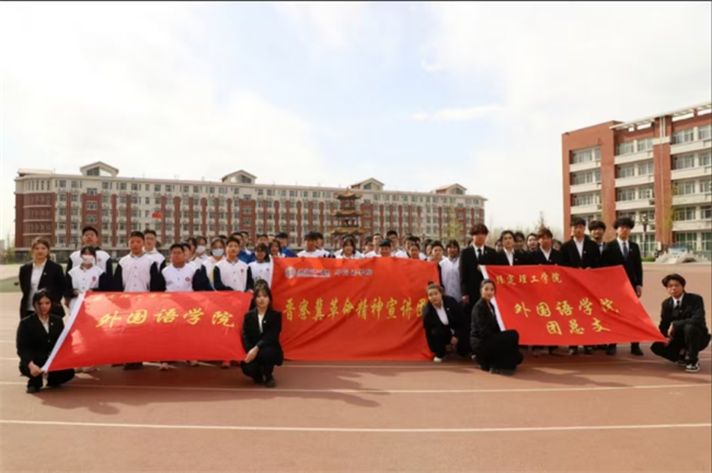 晉察冀革命精神宣講 用英語(yǔ)講好中國(guó)故事——保定理工學(xué)院外國(guó)語(yǔ)學(xué)院晉察冀革命精神宣講團(tuán)走進(jìn)中小學(xué)課堂