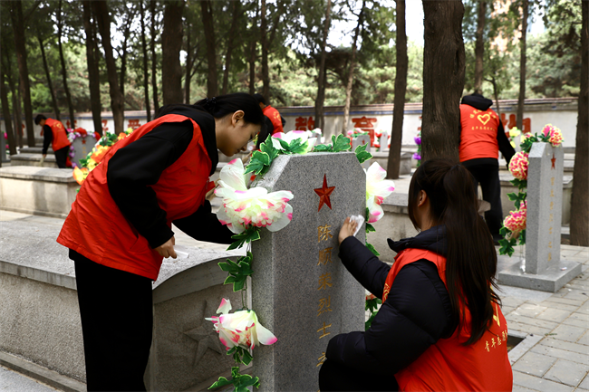 清明緬懷先烈志 青春共筑家國夢 ——保定理工學院開展主題祭掃活動